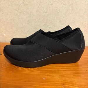 Women’s Black Crocs Busy Day Stretch Asymmetrical Wedge slip-on shoes Size 6W